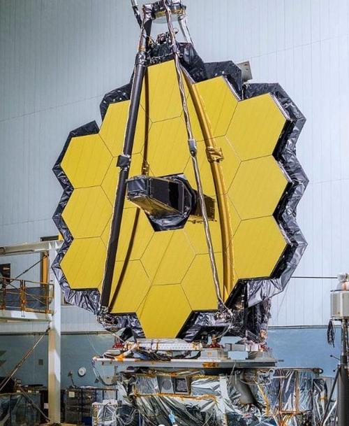 太空天文台突破：詹姆斯·韦伯望远镜的红外宇宙新发现