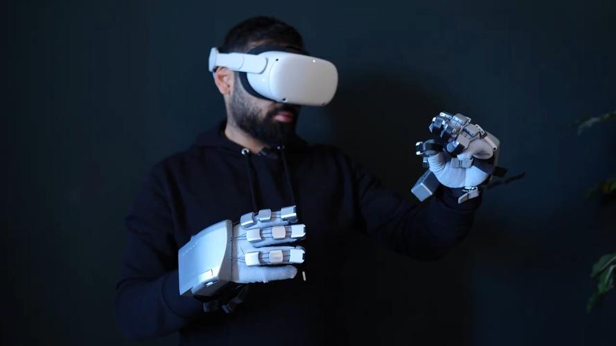 VR 的触觉反馈背心:振动阵列与气压触感