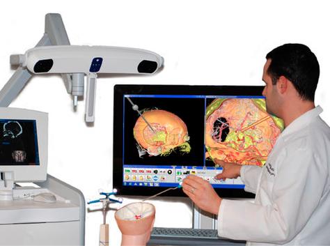 AR 技术在手术中的辅助应用：全息影像导航的精度提升